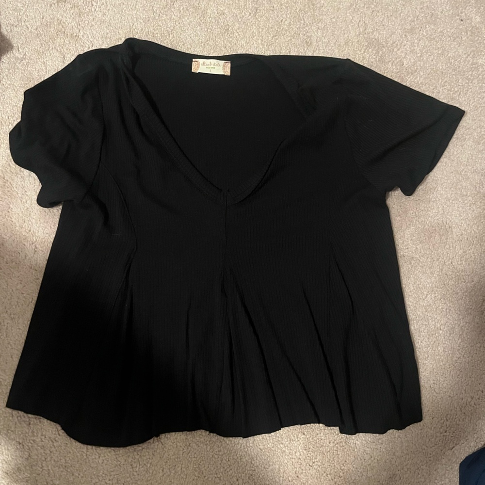 Altrd state flowly crop black tee